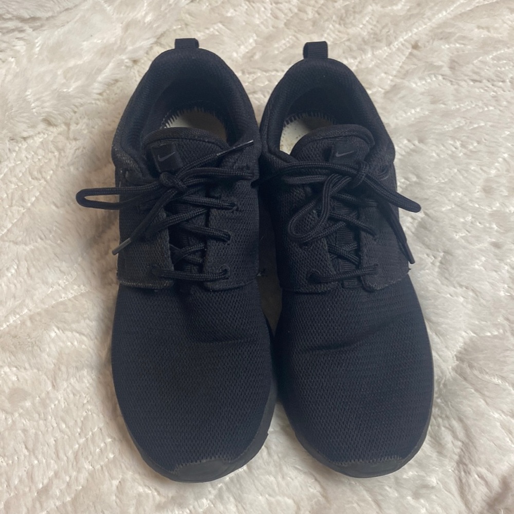 Black nike sneakers size 8